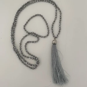 Halsband med tofs  - Fint halsband med tofs 