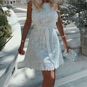 Vit klänning - Jätte söt klänning som jag råkat beställa 2 stycken av och i fel storlek tyvärr