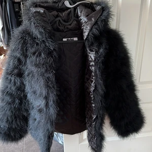 Struts jacka - Säljer nu min fina äkta struts jacka i fint skicka. Storlek S 