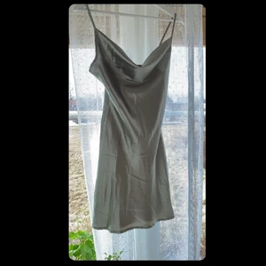 Mintgrön satin/silkes klänning  - Säljer denna jätte fina klänning då jag inte tycker att den passar min kroppsform. Den är aldrig använd. Banden är skjuter bara. Köparen står för frakt. 