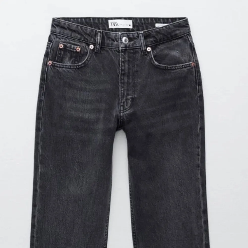 Säljer mina svarta jeans från Zara,☺️💕 de är storlek 38 men skulle säga att de sitter mer som 36. De är straight modell, mid/high rise och kortare i längden. Är några cm korta på mig som är 170cm lång (Kom privat för mer bilder eller detaljer)💛. Jeans & Byxor.