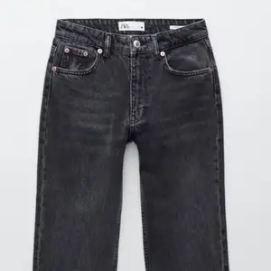 Säljer mina svarta jeans från Zara,☺️💕 de är storlek 38 men skulle säga att de sitter mer som 36. De är straight modell, mid/high rise och kortare i längden. Är några cm korta på mig som är 170cm lång (Kom privat för mer bilder eller detaljer)💛