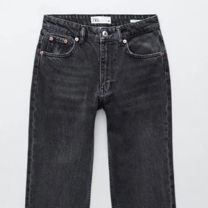 Korta svarta zara jeans stl 38 - Säljer mina svarta jeans från Zara,☺️💕 de är storlek 38 men skulle säga att de sitter mer som 36. De är straight modell, mid/high rise och kortare i längden. Är några cm korta på mig som är 170cm lång (Kom privat för mer bilder eller detaljer)💛