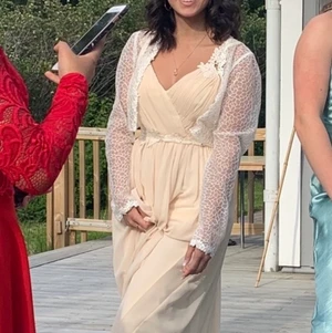  Beige balklänning  - Balklänningen är endast använd en gång, detta under en bal, den är mjuk och bekväm och sjukt snygg. 