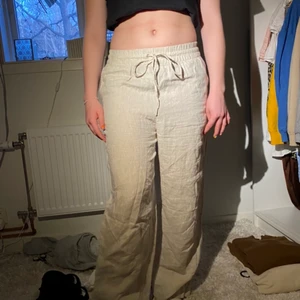 Linnebyxor  - Jättefina helt slutsålda linnebyxor i strl S från HM☺️ helt i nyskick eftersom jag råkade beställa två par, säljer alltså då jag har ett par till!  Jag är 173 och de når hela vägen ner till fötterna för mig 