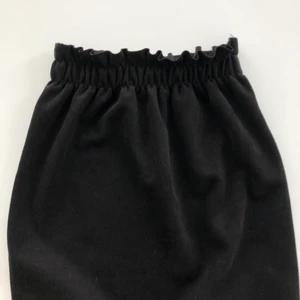 Svart tajt kjol - Svart tajt kjol med superfint midjeband, perfekt till sommaren. Helt oanvänt!! Materialet är mocka liknande