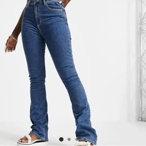 Blåa bootcut - Säljer dessa snygga blåa bootcut jeans, jag är 166 & har storlek XS, de passar perfekt på mig men kommer tyvärr inte till användning. 200kr & 66kr frakt 🥰
