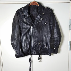 Deadwood skinnjacka - Skinnjacka från Deadwood i klassisk modell🌱