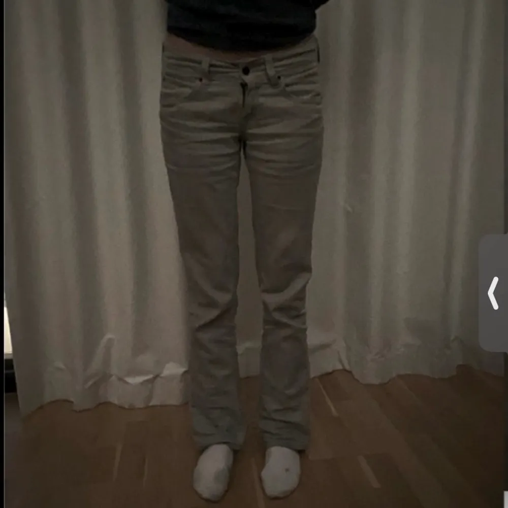 Gråa lågmidjade jeans från Levis straigt/ bootcut modell!, tjejen på bilden är 167 och brukar vanligtvis ha 34 i jeans . Jeans & Byxor.