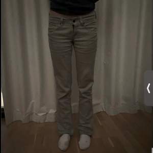Gråa lågmidjade jeans från Levis straigt/ bootcut modell!, tjejen på bilden är 167 och brukar vanligtvis ha 34 i jeans 