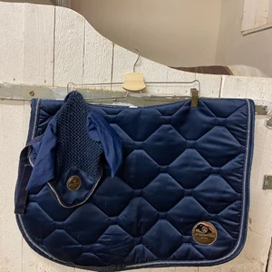 Schabrak  - Schabrak och huva Super fint !❤️ dessa är använda ett fåtal gånger säljer pågrund av att de blivit för litet för min häst .det är cob på schabraket och huvan min häst har inte så stora öron å på henne passar den perfekt 🤩 men schabraket står de cob på men skulle säga att det är litet i storleken 