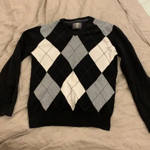 Vintage H&M tjocktröja  - Rutig v-ringad vintage tjocktröja från L.o.g.g. H&M. Mycket skick, bekväm och sitter löst och skönt. Resår längst ner på ärmar och tröj-botten.  Ingen retur :)