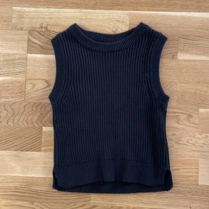 Stickat linne från Monki Xs - Svart stickat linne! Så snyggt och perfekt över en skjorta eller att ha som det är, användt en gång!