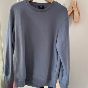 Sweatshirt  - Säljer för kommer inte till användning, bara använd 2 gånger och synd att slänga. Köparen står för frakten.