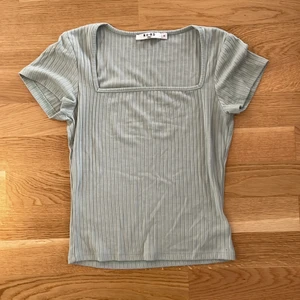 Kortärmad tröja NA-KD xs - Så fin tröja från NA-KD i ljusgrön färg och liten urringning, perfekt nu till sommaren och ett jätte skönt material. Endast testad!