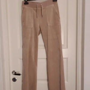 Beiga juicy Couture  - Säljer nu mina beiga juicy Couture byxor, dem är sparsamt använda men har ett väldigt litet hål som jag sytt igen. Hålet syns inte om man inte kollar jätte nära. 🦋💕