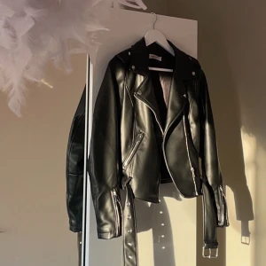 Skinnjacka i strl 36 - Helt ny skinnjacka i strl 36 som jag säljer pågrund av att jag är intresserad av en annan model. Fin passform och passar 34-38 beroende på hur man vill att den ska sitta💕 Hör av er om ni har frågor eller för mer bilder🤗