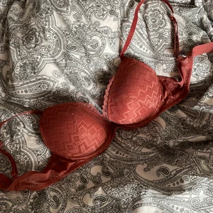 Orange pushup bh - Bara använd någon gång då passformen inte funkade för mig och även för liten storlek! ❤️ frakten kan diskuteras såklart!