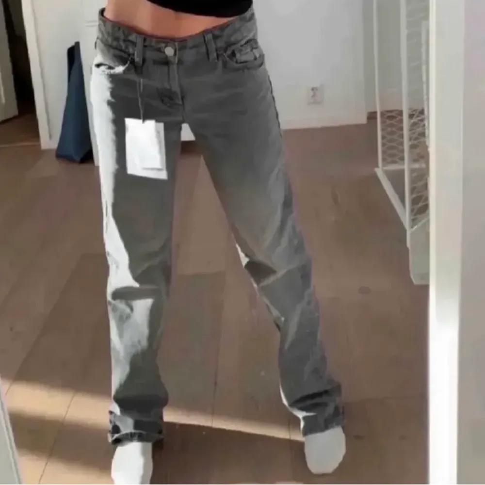 Säljer dessa superfina zara jeansen som är väldigt eftertraktade!💕🙌🏼Älskar de men måste tyvärr sälja då de har blivit för små, storlek 34💕sista bilden är min egna . Jeans & Byxor.