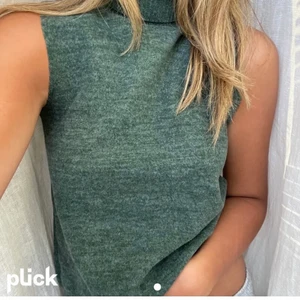 Zara topp - Säljer denna ursnygga polo topp utan armar från Zara, super snygg verkligen💕. Använd endast två ggr och i nyskick❤️