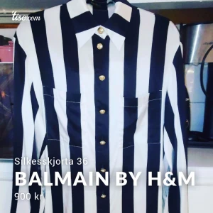 BALMAIN EXCLUSIVE BY H&M SIDENSKJORTA 36 - Superfin balmain SIDENSKJORTA, svart/vit randig med stora, fina Guldknappar i nyskick. Använd 1 kväll men är som NY 😍👍🏼. LITE OVESIZED, skulle jag säga. Stlk 36 men passar XS-L.. Dyr i inköp och släpper den för endast 500SEK. ELLER byte mot något roligt 🤣🤩