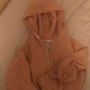 En tjocktröja  - Detta är en luvtröja som jag köpte på lager 157 för typ två år sedan den är aldrig använd. Men den har en liten missfärgning i tyget som ni ser på tredje bilden men det är inget man lägger märke till🥰