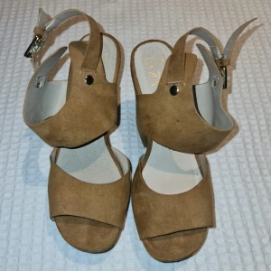 Klackskor size 38 - Helt nya och bra kvalitet