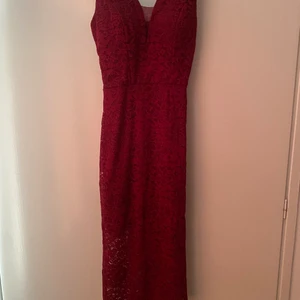 Festklänning - Säljer festklänning endast använd en gång tvättad och ren. Jätte fin röd färg passar till alla möjliga fester. Sitter väldigt fint på. 
