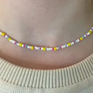 Ett fint halsband med många färger! Det här halsbandet kostar 30 kr och anpassat. Skicka ett meddelande om du är intresserad.💕✨🤍☺️