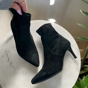 Stövletter i mocka från & other stories - Svarta stövletter i mocka från & other stories. Supersköna att gå i. Strl 38. Nypris ca 1600kr