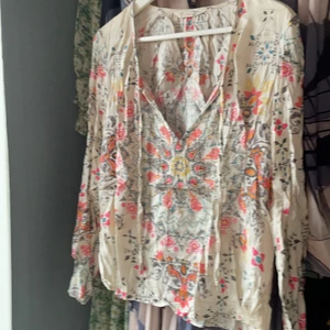 Odd Molly mönstrad blus  - Fin flerfärgad mönstrad blus från Odd Molly. går att knyta vid urringningen. Fint skick. Storlek 2, motsvarar M. 