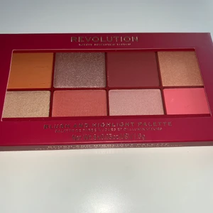 Blush & Highlight palette  - Säljer denna jättefina palett från make-up revolution för 60kr, frakt ingår!✨
