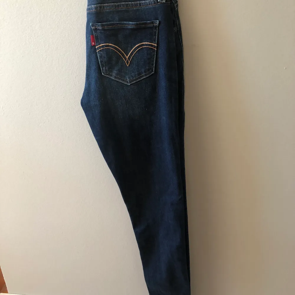 Säljer dessa fina mörkblå jeans från levis. De är knappt använda så i mycket bra skick. De är i storlek w25 l30 och i modellen 535 ”super skinny”. Köparen står för frakt💕. Jeans & Byxor.