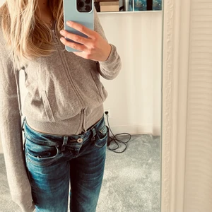 Kofta - Otroligt snygg soft goat Kashmir zip hoodie. Passar till nästan allt o går o styla på så många sätt. 😻Använt rätt mkt men den är ändå i bra skick. Som ni ser där nere är den lite sönder nere vid dragkedjan men annars inget fel. Osäker på om jag vill sälja så endast intressekoll!!!💞