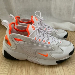 Nike zoom 2K - Nike sneakers i storlek 38,5. Använda ett fåtal gånger. Nypris: 999 säljes för 250 kr 💕