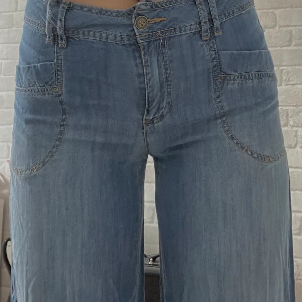 Coola jeans för den som är något kortare än 170cm som jag är. Lite stretchigare material som gör att de sitter fint bak men även vid midjan. Jag är: Längd: 170cm Brukar ha: 40 i byxor. Jeans & Byxor.