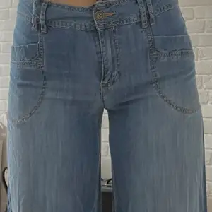 Coola jeans för den som är något kortare än 170cm som jag är. Lite stretchigare material som gör att de sitter fint bak men även vid midjan. Jag är: Längd: 170cm Brukar ha: 40 i byxor