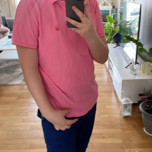 Rosa sail raceing tröja storlek M - Passar bra och den är fin jag köpte den och den var mycket snygg men den var inte min stil! Använd ca 3 gånger och tvättas innan den säljs 