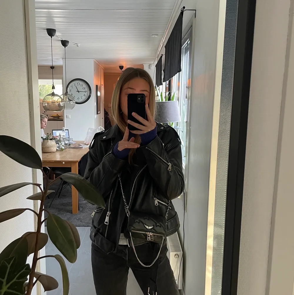 Säljer denna superfina skinnjacka då den inte kommer till användning längre. Storlek 34 men passar 34-38 då den är lite oversize💙. Jeans & Byxor.