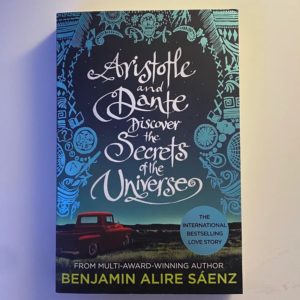 Aristotle and Dante discover the secrets of the universe av Benjamin Alire Sáenz. Säljer denna pocketbok som är på engelska. Säljer pga fick två av den i present. Boken är oläst och i nyskick. Frakten kostar 49 kr och boken 60 kr så totalt blir det 109kr💕. Övrigt.