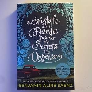 Aristotle and Dante discover the secrets of the universe av Benjamin Alire Sáenz. Säljer denna pocketbok som är på engelska. Säljer pga fick två av den i present. Boken är oläst och i nyskick. Frakten kostar 49 kr och boken 60 kr så totalt blir det 109kr💕