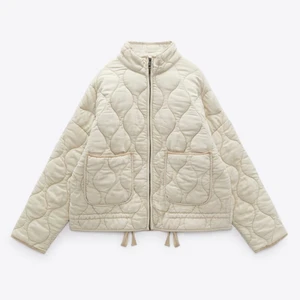 Vårjacka från Zaras nya kollektion  - Nu zara jacka köpt för 699 kr och använd 2 gånger!! 💛💛 Den är i storlek M men passar även en mindre S och upp mot L beroende på hur man vill att den ska sitta. Perfekt vårjacka som Passar till allt 💓💓