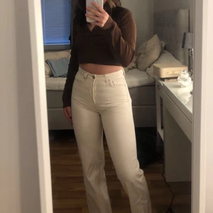 Jeans - Säljer nu dessa skit snygga beiga jeansen i stolek 26 och passar en XS/S, är i super skick och säljs för 250kr. Frakt på 62kr tillkommer 💓