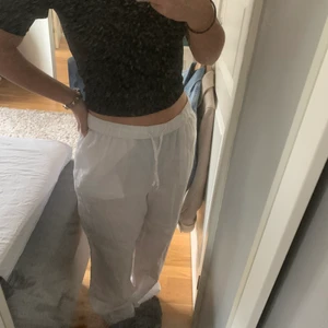 Vita linnebyxor  - Säljer mina fina vita linnebyxor från Hm Home! I väldigt bra skick! Säljer då jag har två stycken! Frakt tillkommer💕