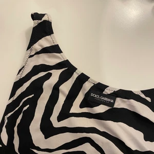 Linne från Dolce & Gabbana  - Supercoolt zebra linne från Dolce & Gabbana köpt i Köpenhamn för några år sedan💘 stretchig - passar xs/M. Buda från 350kr 