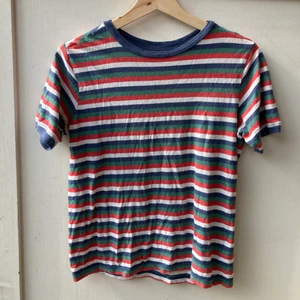 Randig t-shirt från Urban Outfitters  - Randig t-shirt från Urban Outfitters i storlek S! Mycket gullig och fina färger! Några få lösa trådar i ärmarna. 