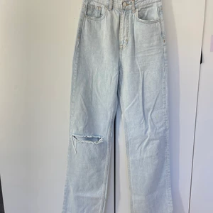 Jeans från Pull&Bear - Favoriterna, passar i längden till mig som är 165 med air force :)
