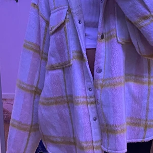 Gina tricot rutig skjortjacka  - Fin beig vår jacka med gula och rosa sträck från gina tricot. Använt inte mer en 5 gånger. 