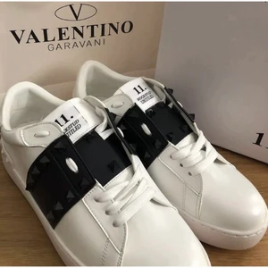 Valentino skor  - Säljer dessa fina Valentino skorna💕 aldrig använt. Ändats provats på, skrev för fler bilder 