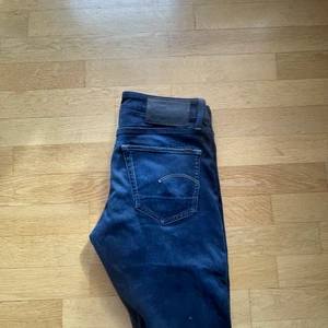 G-star jeans 3301 slim - G-star marinblåa jeans i modellen 3301 Slim. Inget slitage eller liknande då jeansen är som nya.  Pris går att diskuteras  Köpare står för frakt 